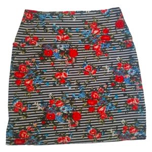 FOREVER 21 Miniskirt Stretch Floral Black and White Striped size M